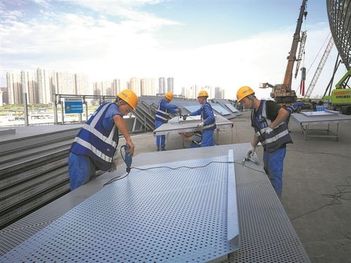 成都鳳凰山體育中心足球場建設(shè)加速 開始幕墻面板大面積施工